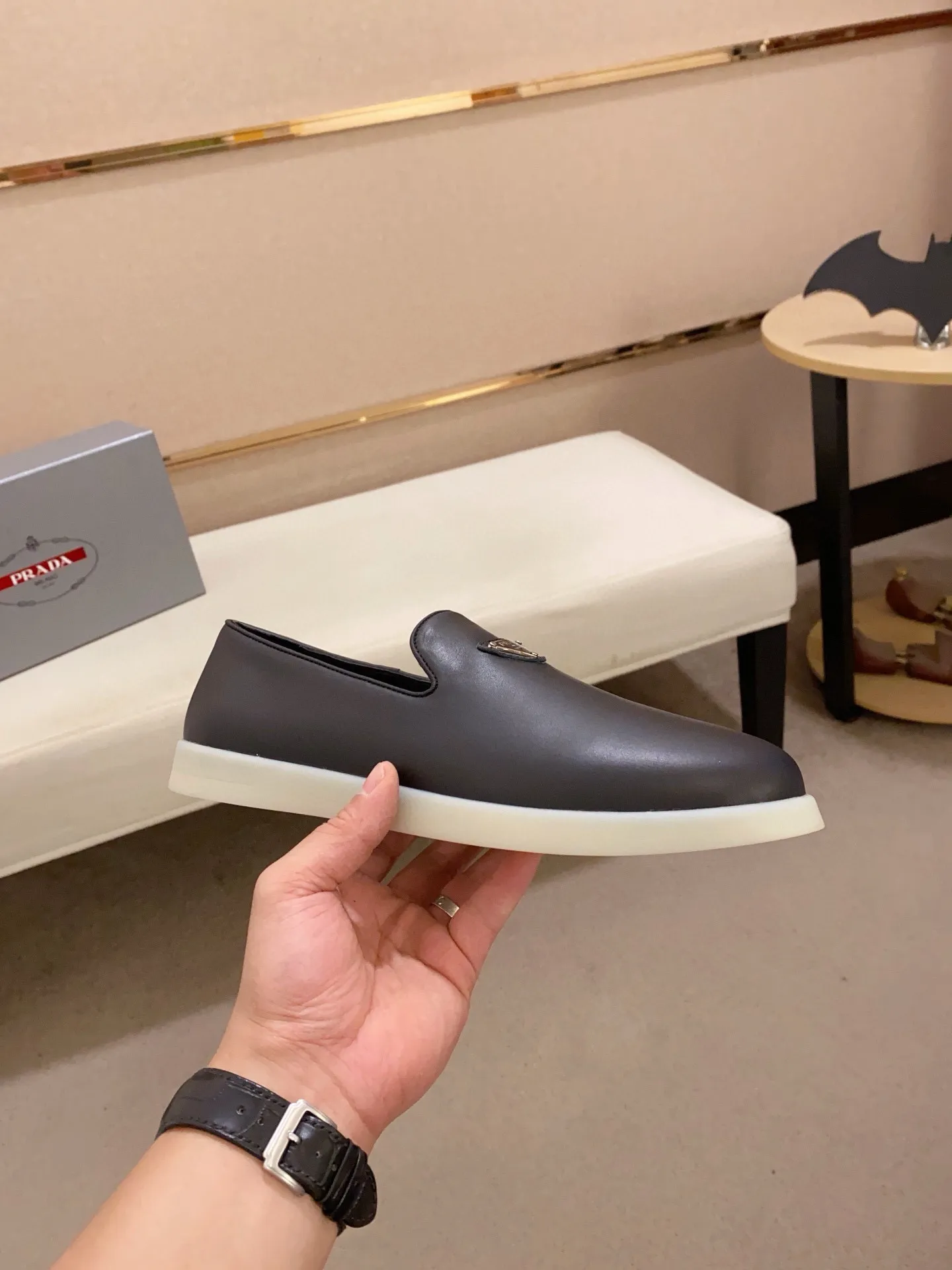 Men's shoes 💰 580💰 ✔️✔️✔️High-quality new PRADA counters are launched at the same time. The new men's shoes and 😘fabrics are selected from high-silk bald cowhide and are made by pure handicrafts. Lining: Full cowhide lining. 👍🏿 High-end ☄️ air-cushion molded anti-slip rubber outsole, exquisite lines, simple and elegant, comfortable and high-end for leisure travel. Code number: 38 to 44 (45 can be customized)